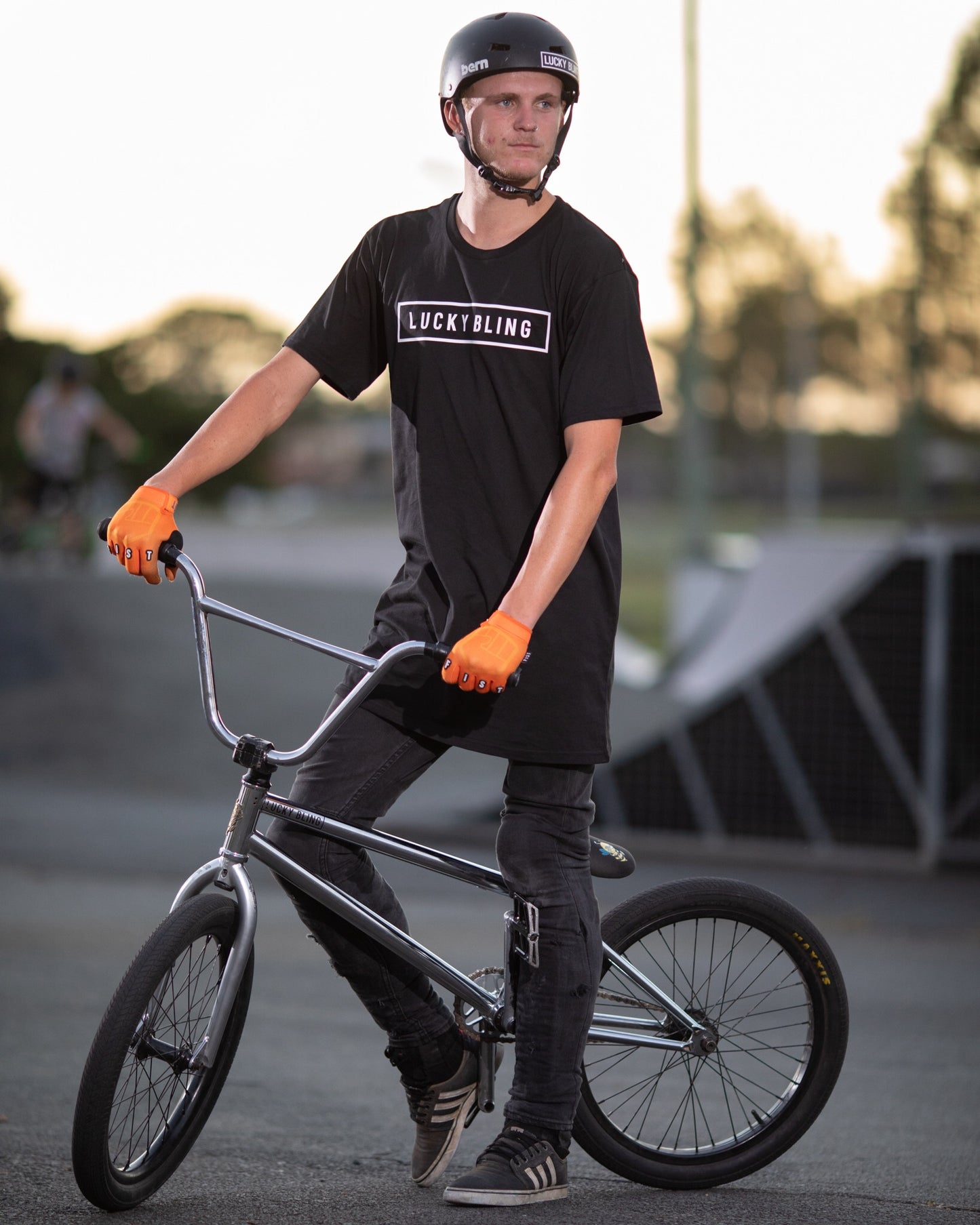 PODIUM TEE BLACK / WHITE